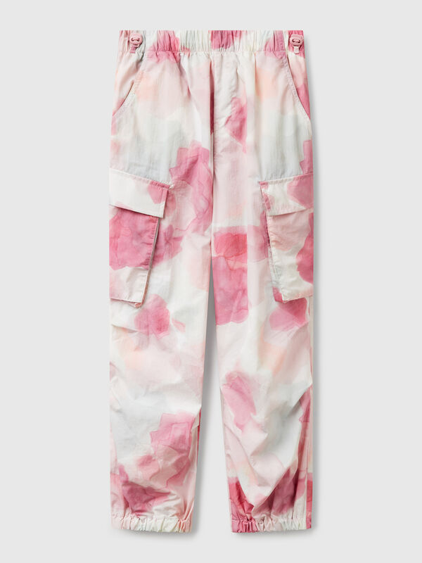 Pantalón de paracaídas con estampado estampado. Niña