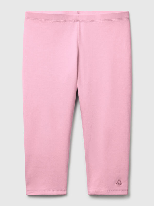 Leggings en algodón elástico con largo por encima de la rodilla. Logo bordado tono sobre tono en el bajo de la pierna. Cómodo y confortable, perfecto para jugar al aire libre durante el verano. Niña