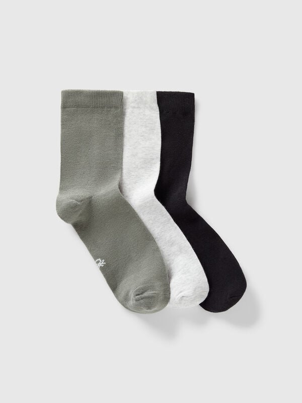 Tres pares de calcetines de algodón .