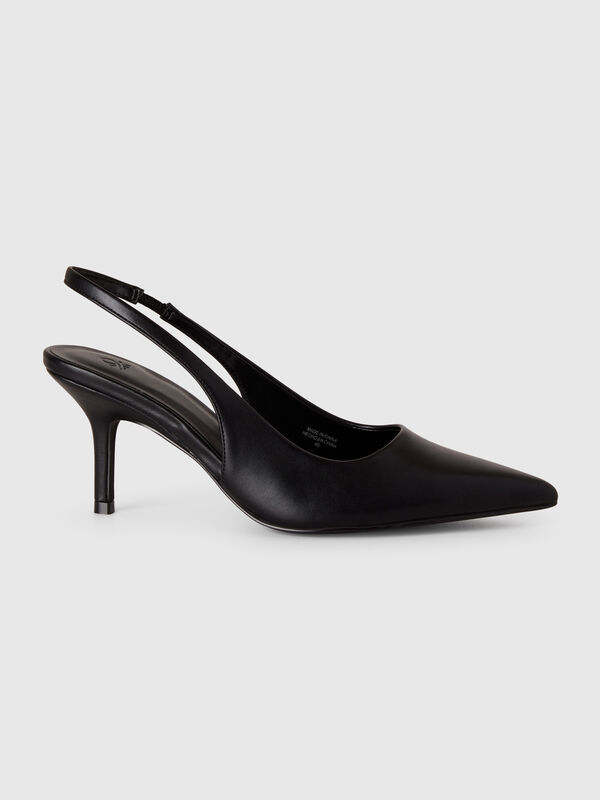 Zapatos negros con tacones. Mujer