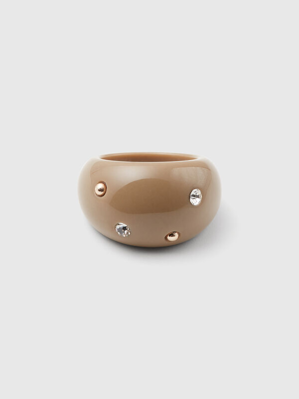 Anillo camel con pedrería y tachuelas Mujer