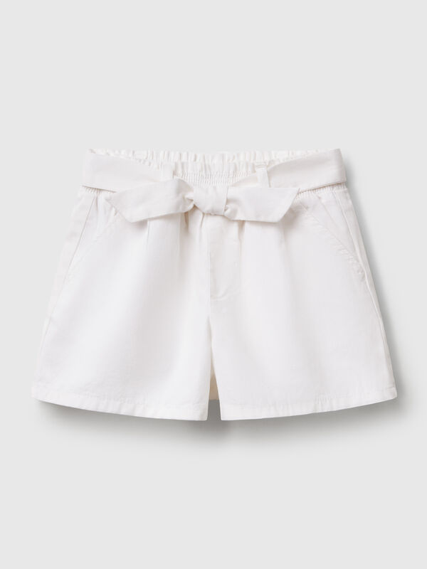 Shorts en suave tejido de puro algodón con corte regular fit. Cintura con elástico interno y fajín, bolsillos delanteros y logo bordado en la espalda. Casual y femenina, perfecta para el verano. Niña