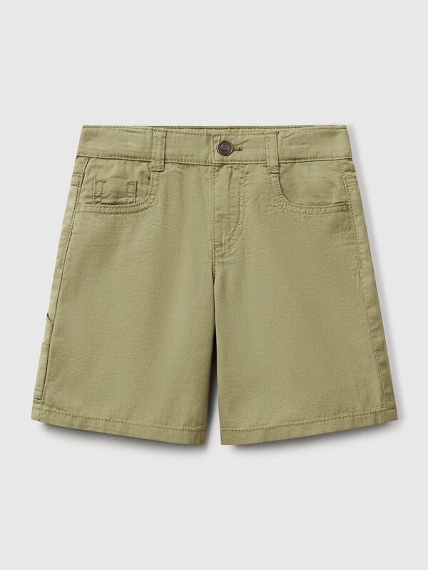 Pantalón corto en tejido ligero de puro algodón. Diseño de cinco bolsillos, cintura elástica interna ajustable, apertura con cremallera y botón. Cómodas y fáciles de combinar. Niño
