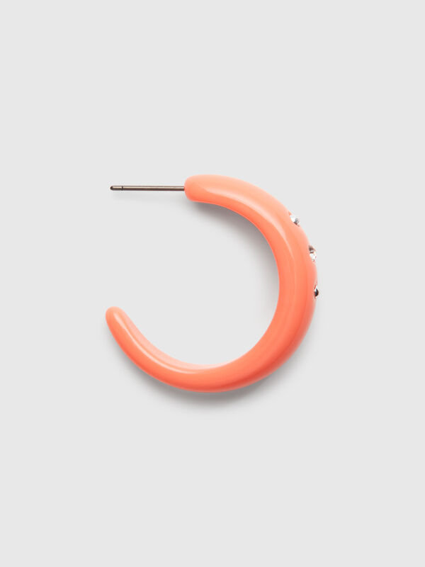 Pendientes de aro rosa con pedrería y tachuelas Mujer