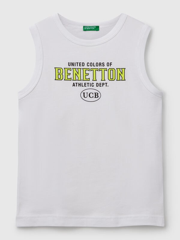 Camiseta sin mangas con cuello redondo en puro algodón orgánico. Estampado frontal con gráficos de logotipos. Ligeras y cómodas, perfectas para los días más calurosos. Artículo confeccionado con tejido que contenga al menos un 95% de algodón orgánico. Niño