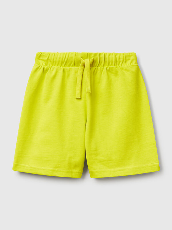Pantalón corto en puro algodón con corte regular. Cintura con elástico interno y cordón, logo estampado en la espalda. Práctico y cómodo, perfecto para moverse al aire libre. Niño