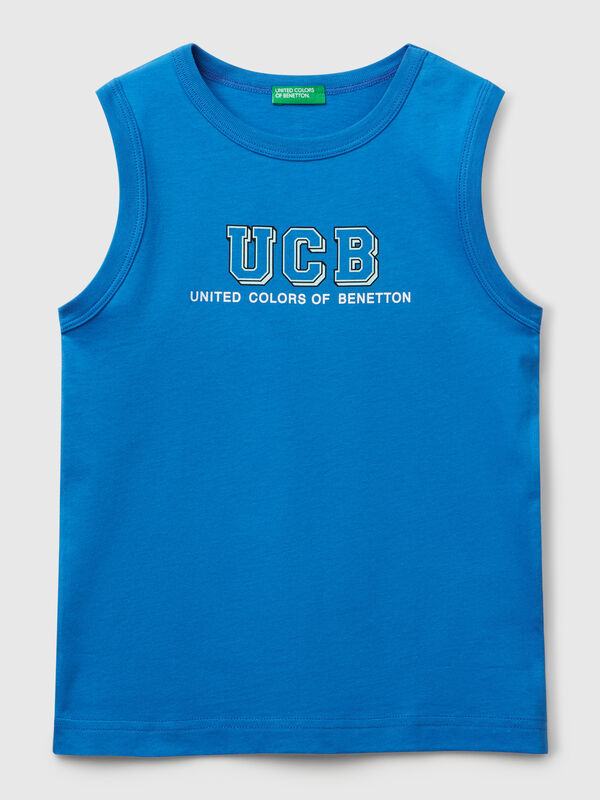 Camiseta sin mangas con cuello redondo en puro algodón orgánico. Estampado frontal con gráficos de logotipos. Ligeras y cómodas, perfectas para los días más calurosos. Artículo confeccionado con tejido que contenga al menos un 95% de algodón orgánico. Niño