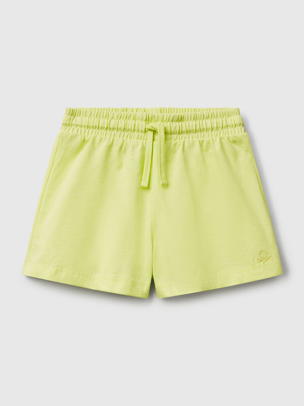 Pantalón corto de puro algodón de tacto cálido. Cintura con elástico interno y cordón, logo bordado en el bajo izquierdo. Corte regular, ideal para el día a día. Niña