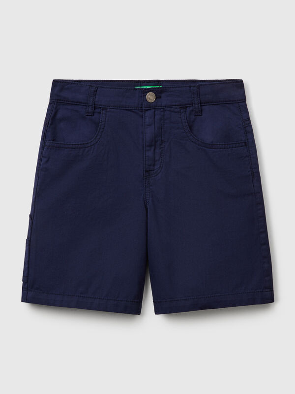 Pantalón corto en tejido ligero de puro algodón. Cintura elástica interna ajustable, abertura con cremallera y botón. Bolsillos delanteros, bolsillos aplicados en la espalda y uno más pequeño aplicado en el lateral. Cómodas y fáciles de combinar. Niño