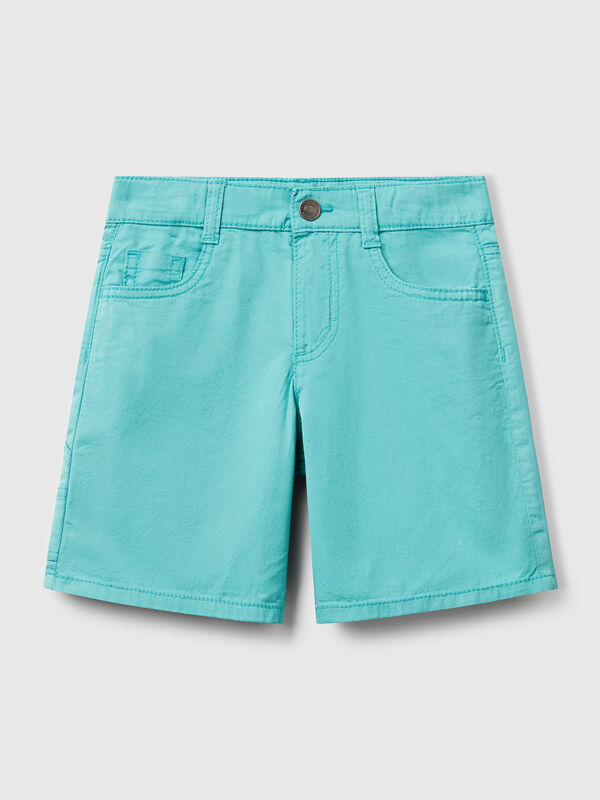 Pantalón corto en tejido ligero de puro algodón. Diseño de cinco bolsillos, cintura elástica interna ajustable, apertura con cremallera y botón. Cómodas y fáciles de combinar. Niño