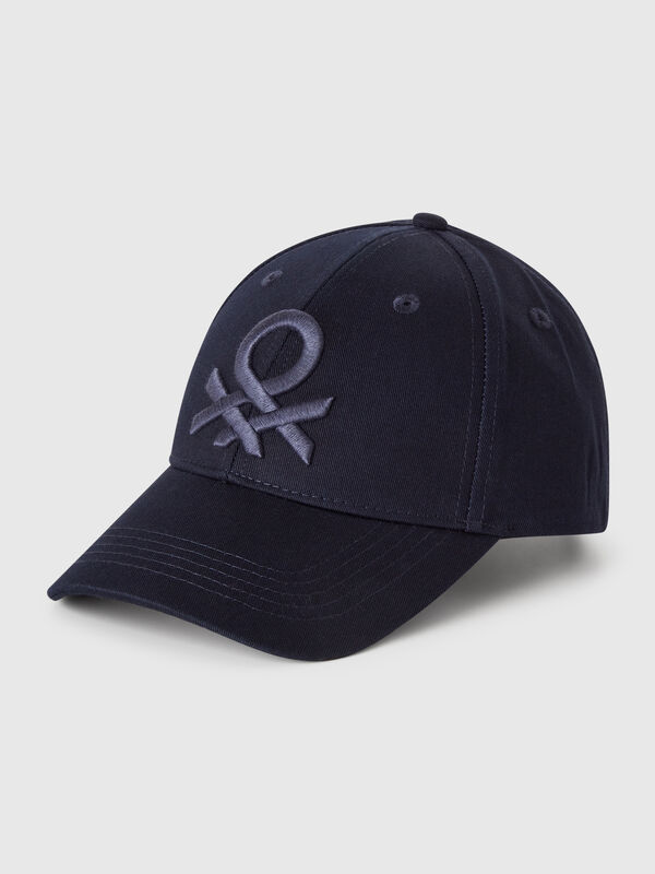 Gorra de béisbol con logo bordado. Hombre