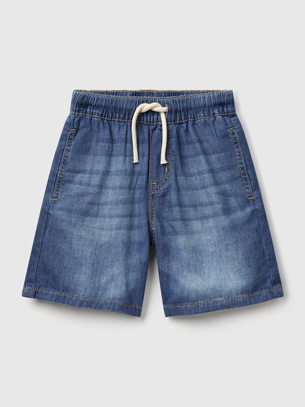 Short de cambray de puro algodón con efecto denim. Cintura elástica con cordón. Bolsillos redondeados en la parte delantera y bolsillos de parche en la parte trasera, uno de ellos con logo bordado. Ligeras, cómodas y versátiles como los jeans. Niño