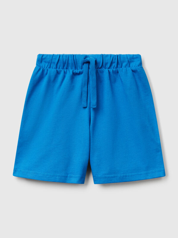 Pantalón corto en puro algodón con corte regular. Cintura con elástico interno y cordón, logo estampado en la espalda. Práctico y cómodo, perfecto para moverse al aire libre. Niño