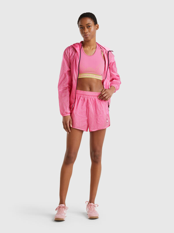 Pantalón corto deportivo con tejido . Mujer