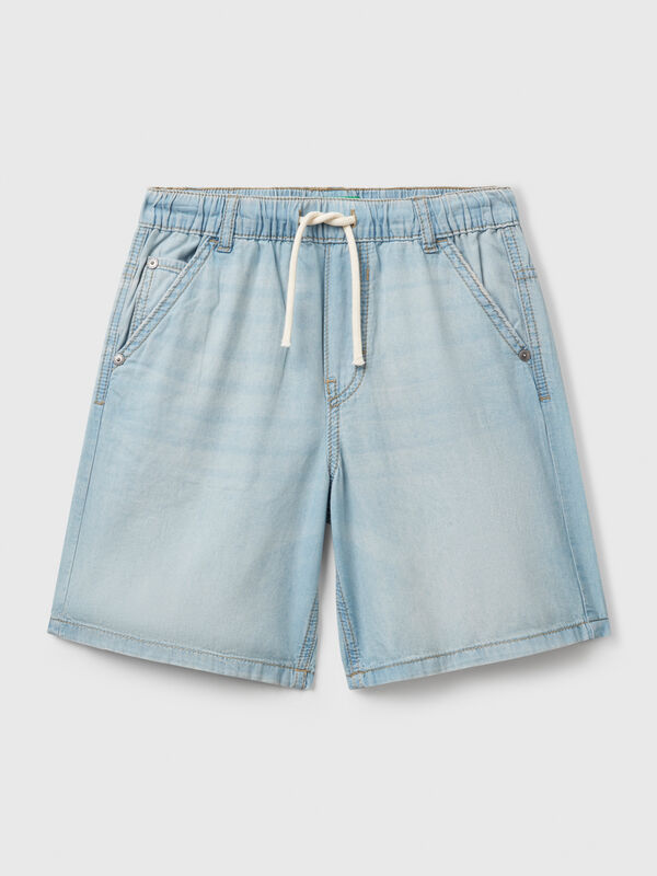 Shorts de cinco bolsillos en cambray de puro algodón con aspecto desgastado. Diseño de cinco bolsillos, cintura con elástico interno y cordón. Corte recto, una prenda imprescindible en los meses más cálidos. Niño