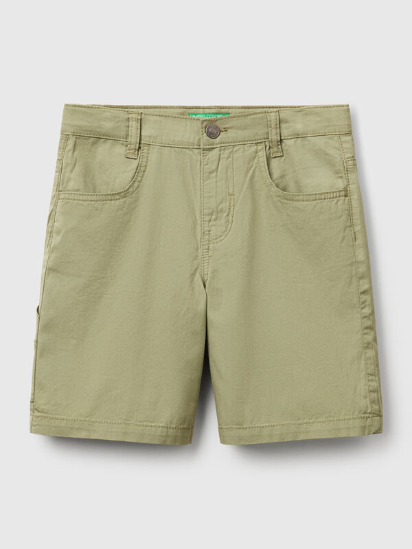Pantalón corto en tejido ligero de puro algodón. Cintura elástica interna ajustable, abertura con cremallera y botón. Bolsillos delanteros, bolsillos aplicados en la espalda y uno más pequeño aplicado en el lateral. Cómodas y fáciles de combinar. Niño