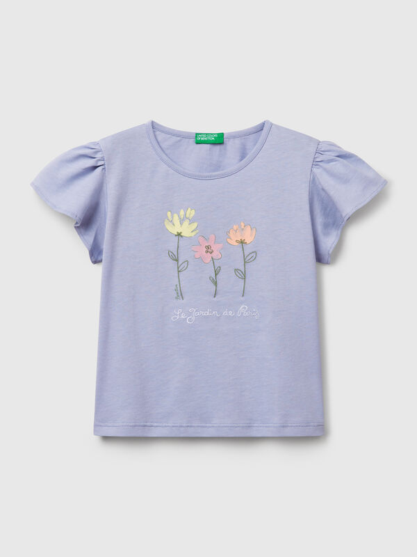 Camiseta con estampado y bordado. Niña